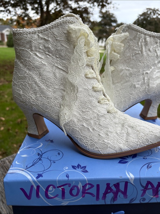 Fabulicious Shoes - Fabulicious Ivory Lace-Up Victorian 30 Ankle Boots Size 6